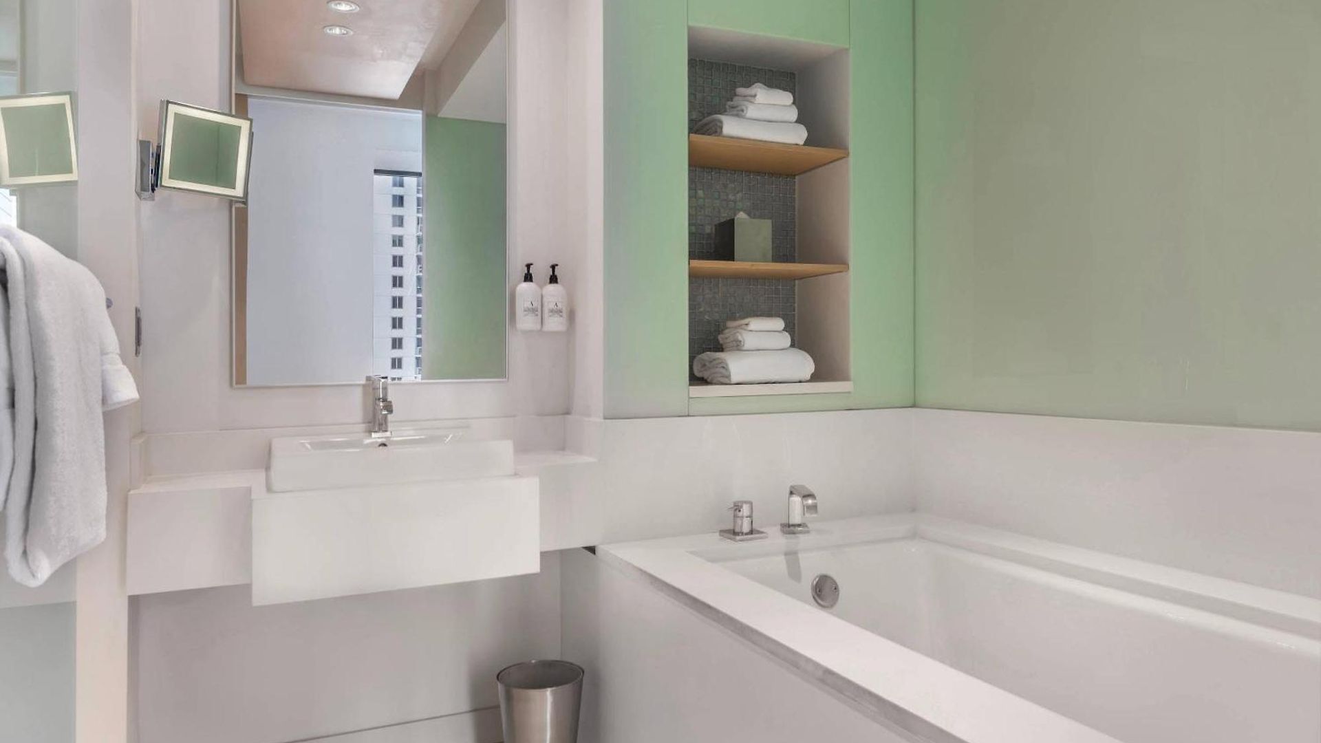 Radisson Blu Aqua Hotel, 4*