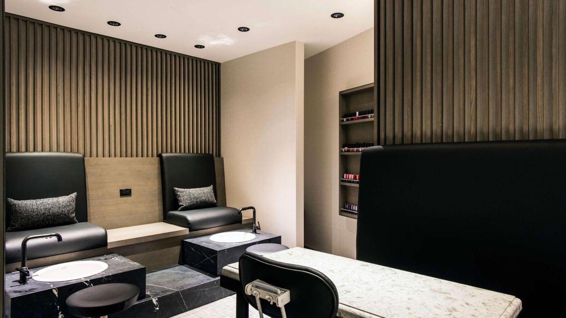 Londonhouse Chicago, Curio Collection By Hilton