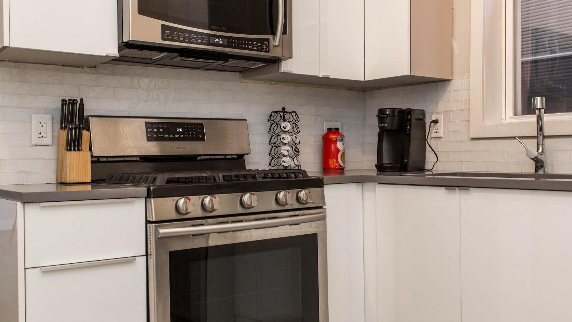 Double Play Wrigley - Prime Location Across From Wrigley Field & Transit - 2br Apts