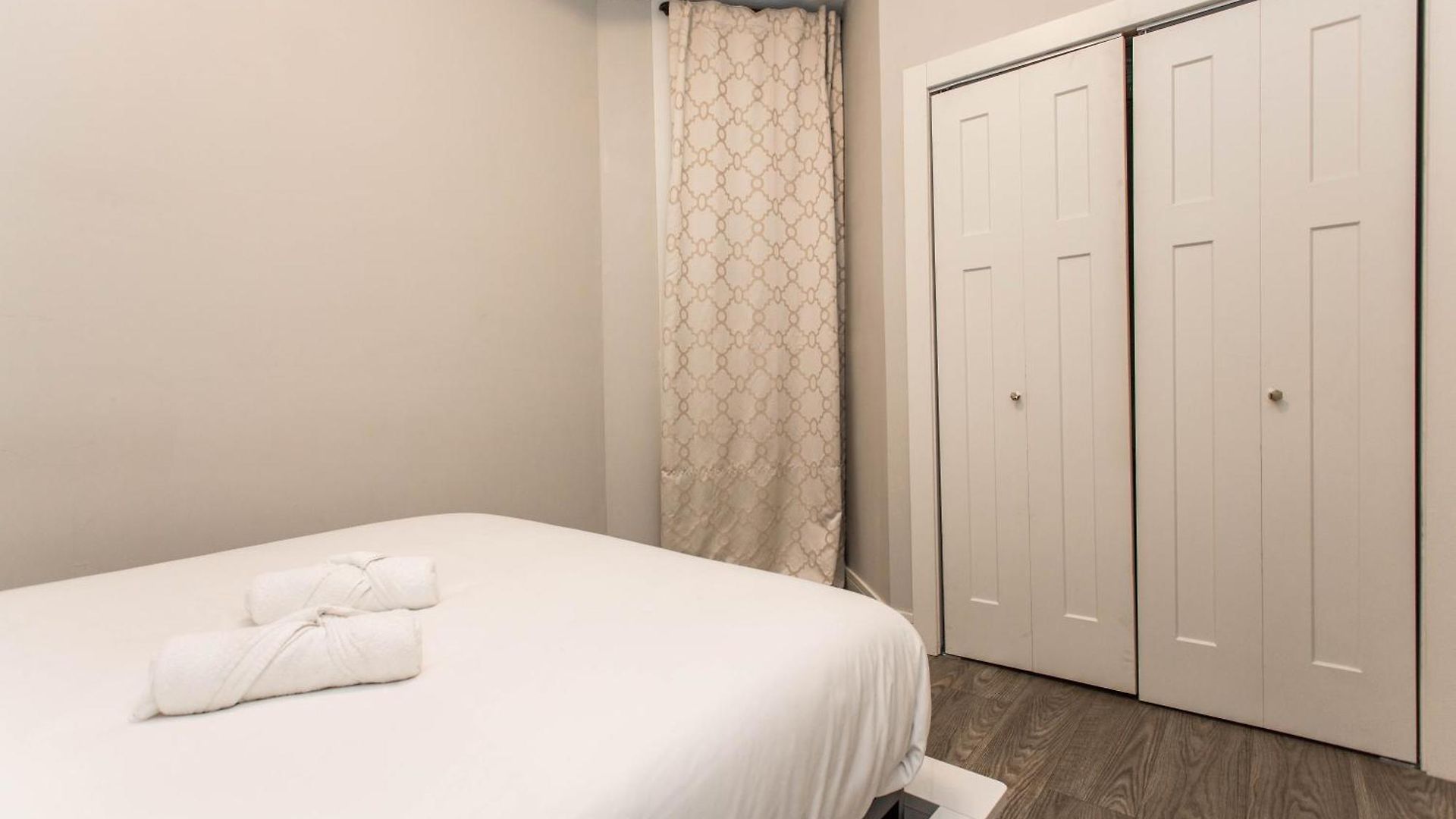 Apartment Double Play Wrigley - Prime Location Across From Wrigley Field & Transit - 2br Apts *