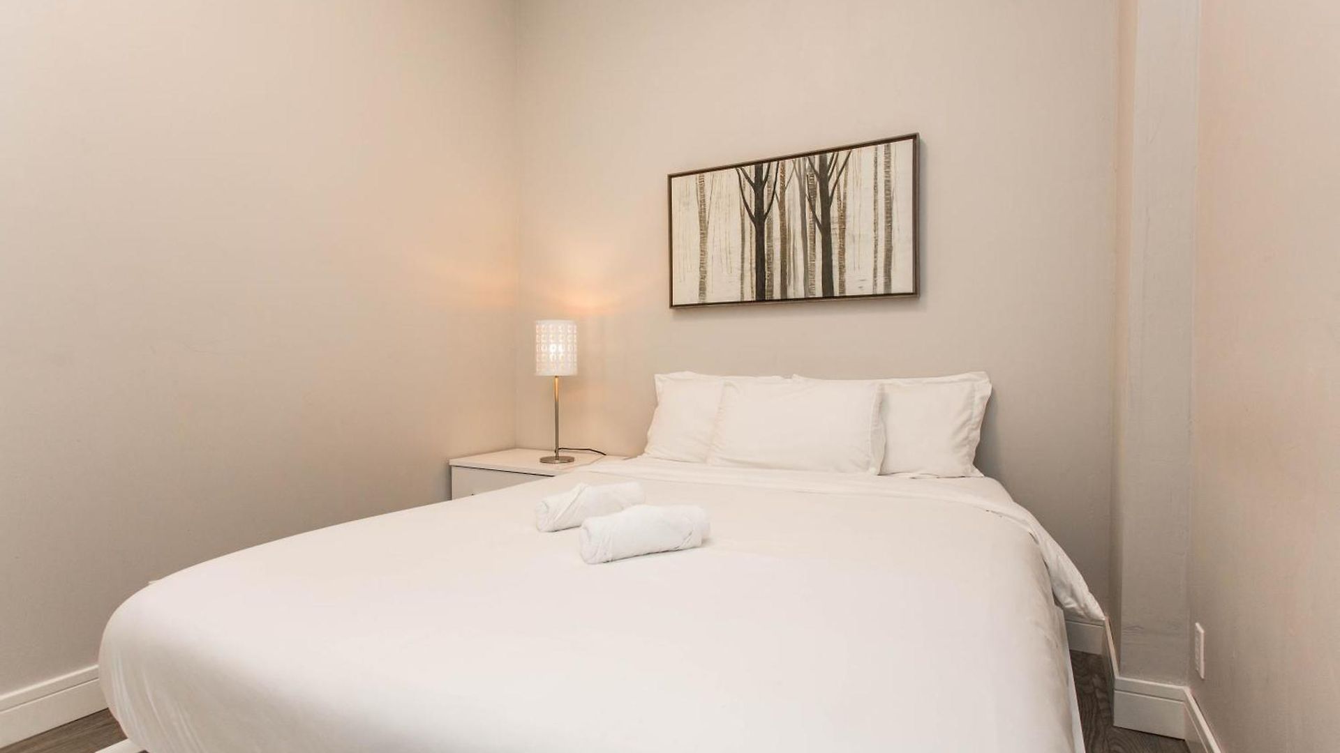 Double Play Wrigley - Prime Location Across From Wrigley Field & Transit - 2br Apts Apartment Chicago