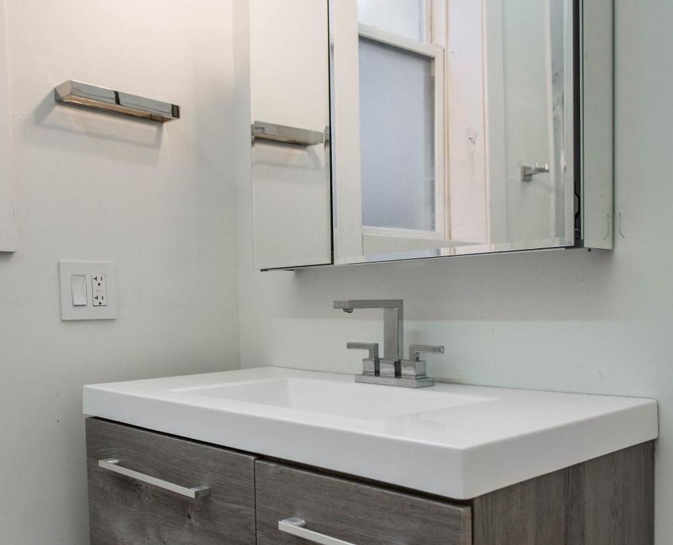 Apartment Double Play Wrigley - Prime Location Across From Wrigley Field & Transit - 2br Apts