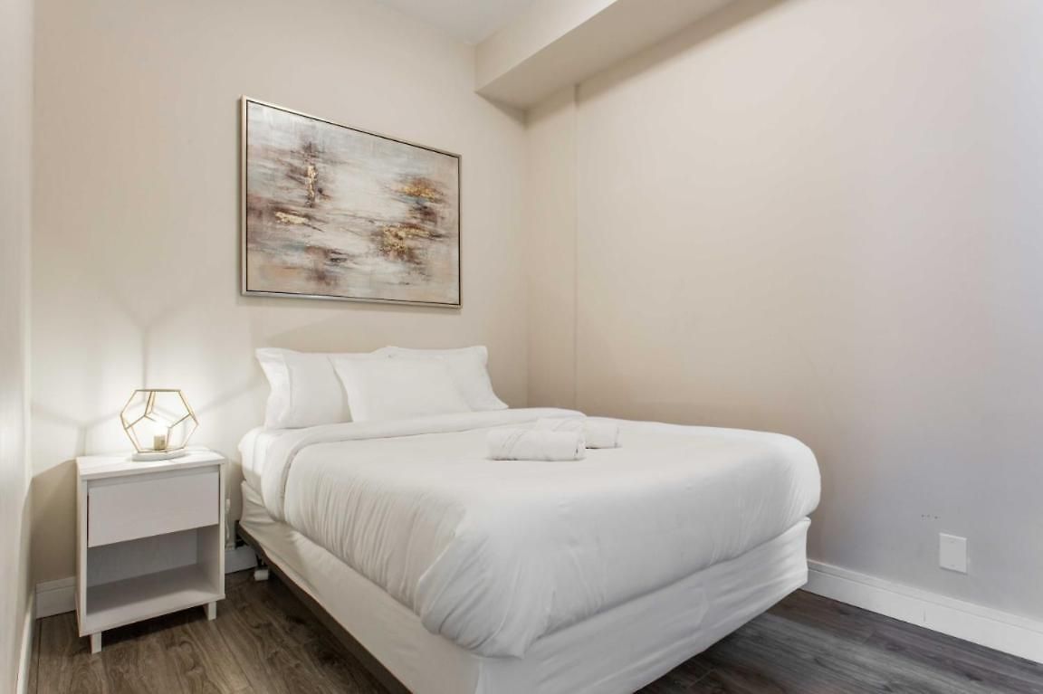 Apartment Double Play Wrigley - Prime Location Across From Wrigley Field & Transit - 2br Apts