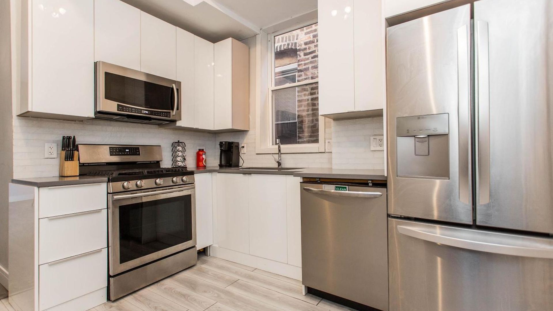 Apartment Double Play Wrigley - Prime Location Across From Wrigley Field & Transit - 2br Apts