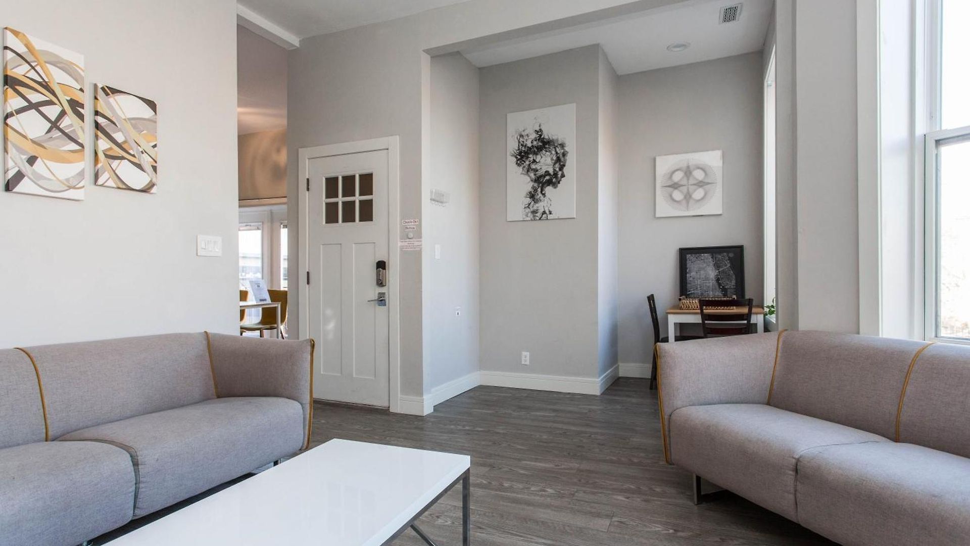 Apartment Double Play Wrigley - Prime Location Across From Wrigley Field & Transit - 2br Apts