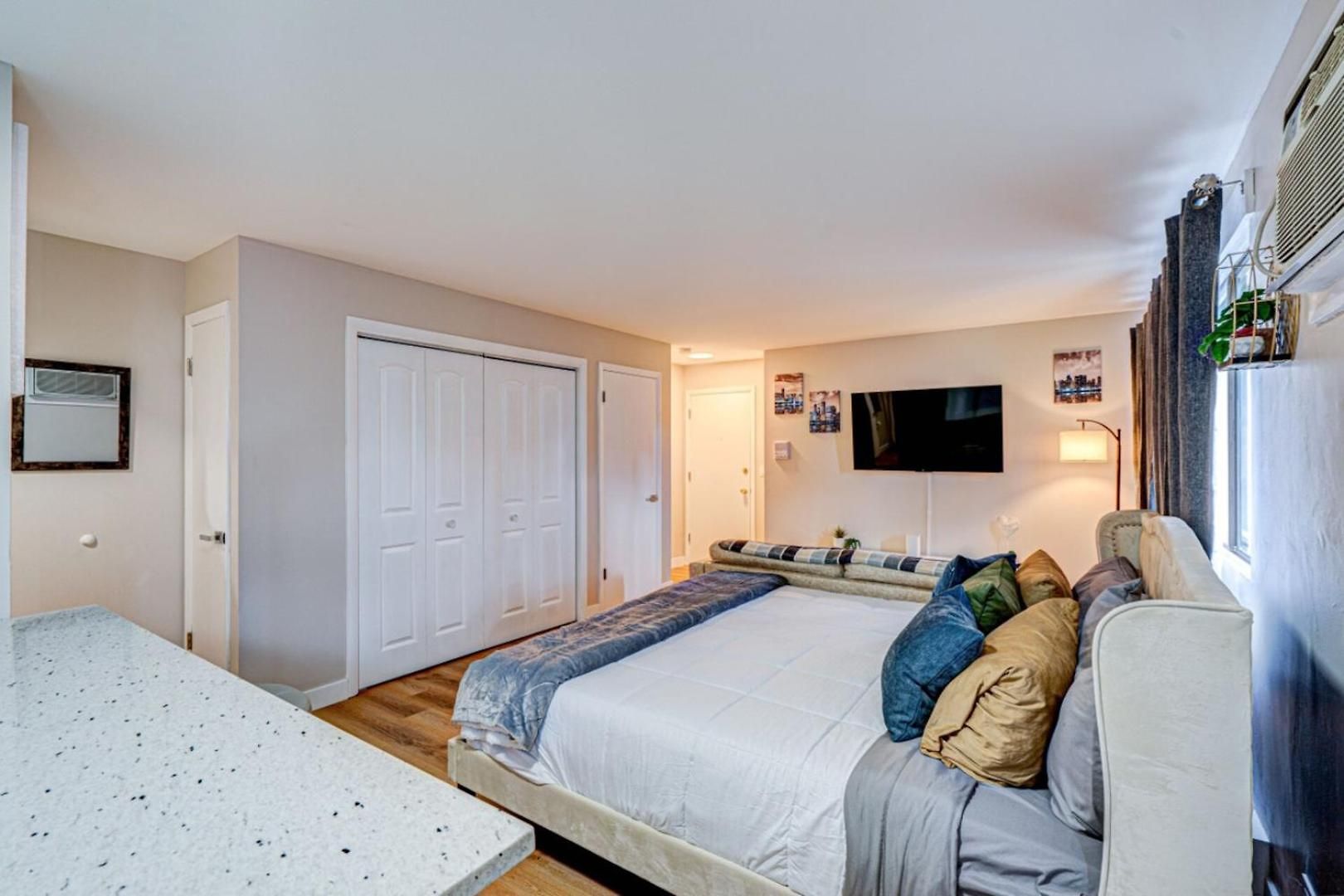 Apartment Luxury King Bed • Remodeled Safe Chicago Condo