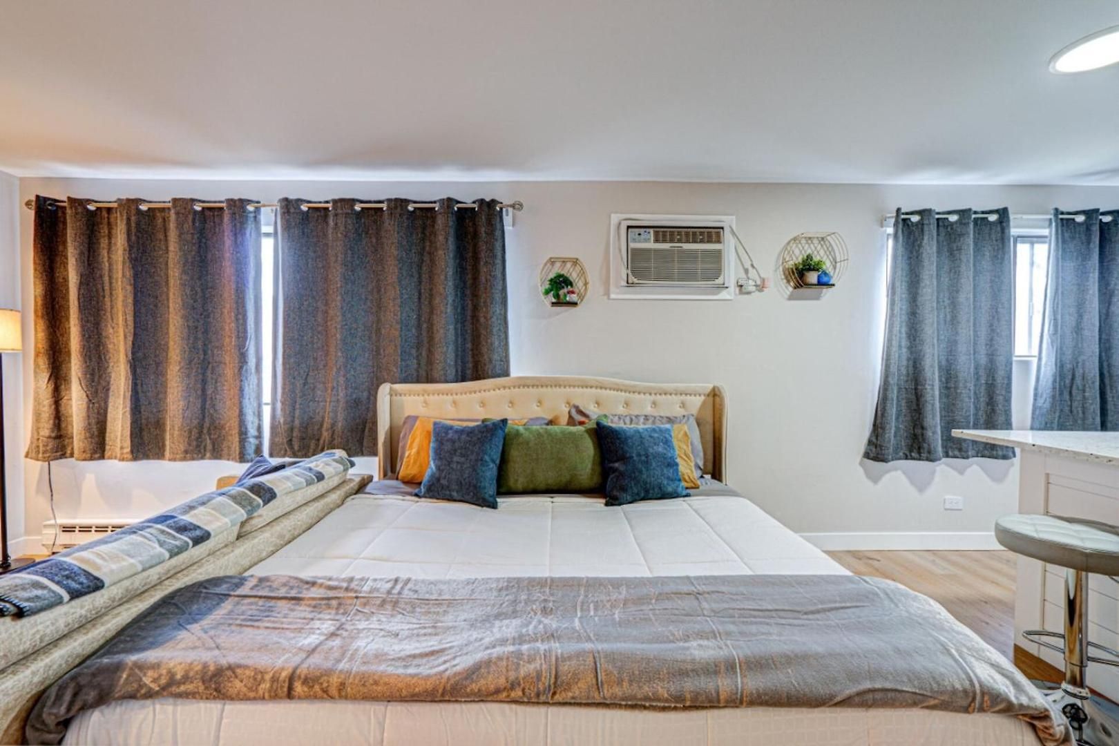 Apartment Luxury King Bed • Remodeled Safe Chicago Condo *
