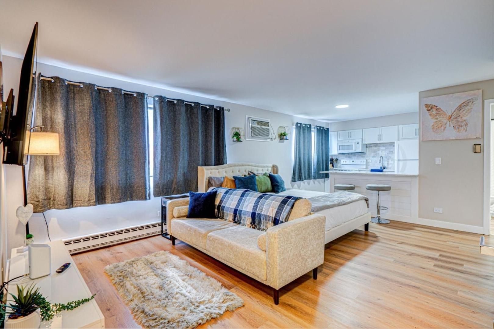Luxury King Bed • Remodeled Safe Chicago Condo Apartment Chicago