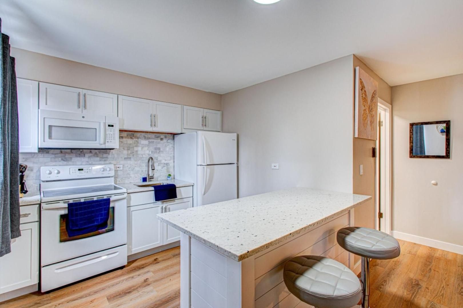 Apartment Luxury King Bed • Remodeled Safe Chicago Condo Chicago