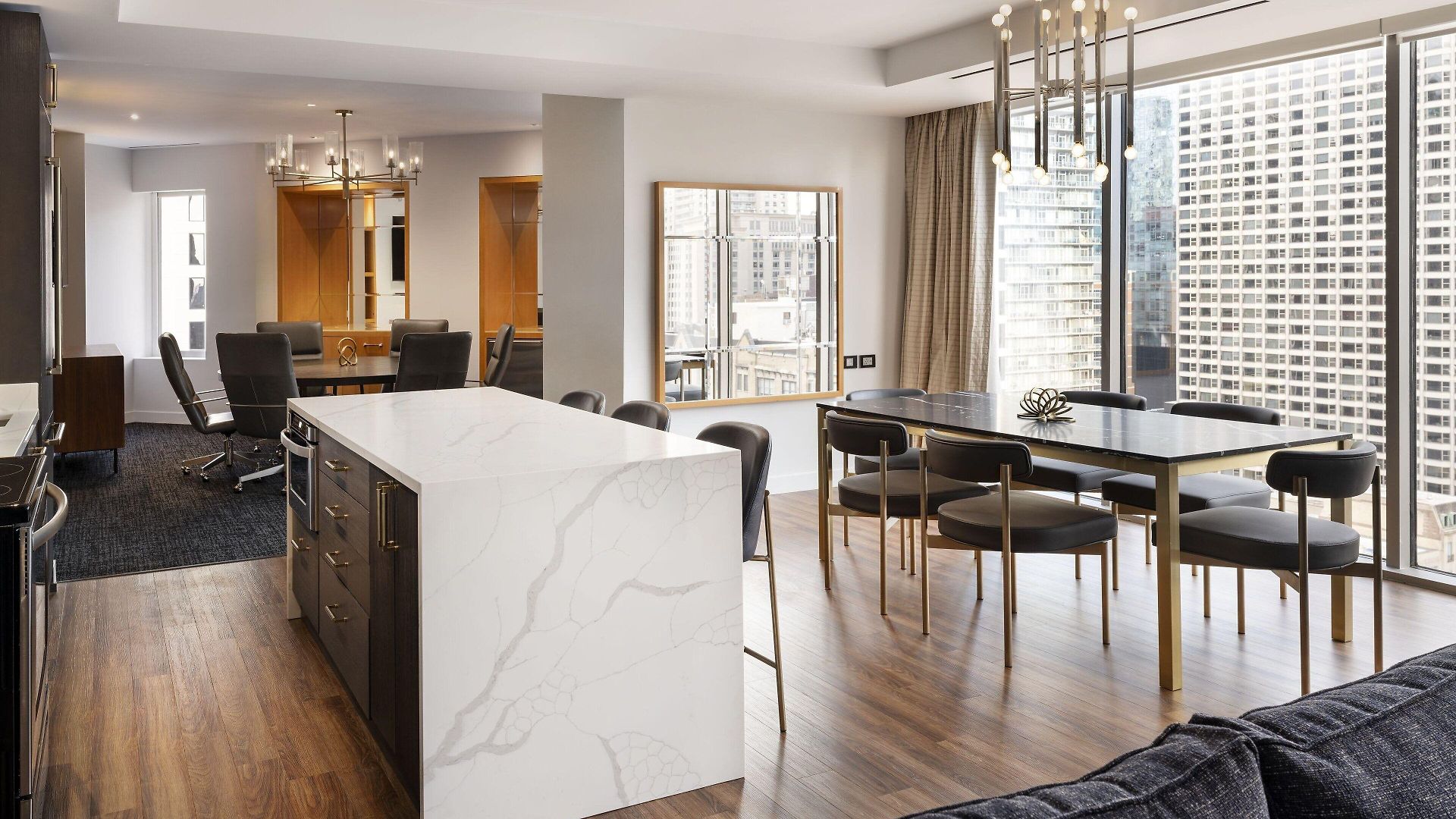By Marriott Downtown Magnificent Mile Hotel 3*