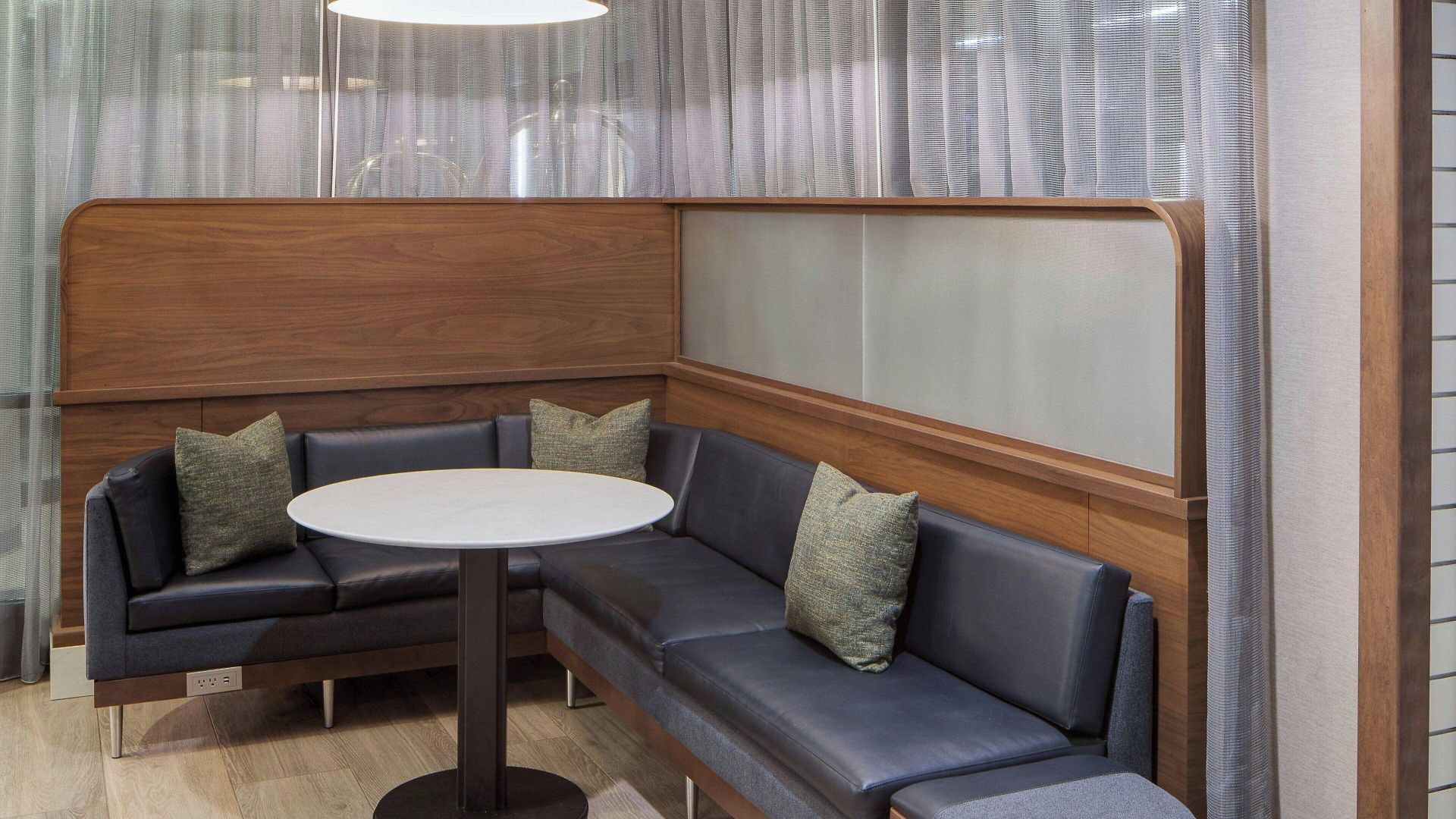 Courtyard By Marriott Downtown/river North 3*