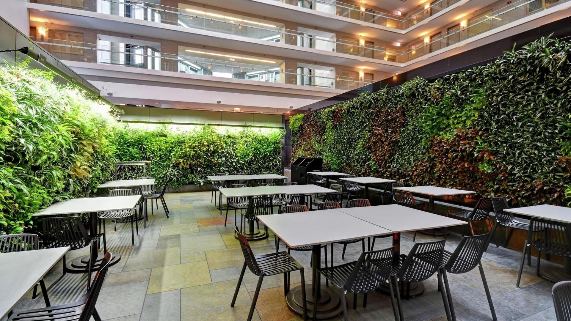 Embassy By Hilton Downtown Magnificent Mile 4* Chicago