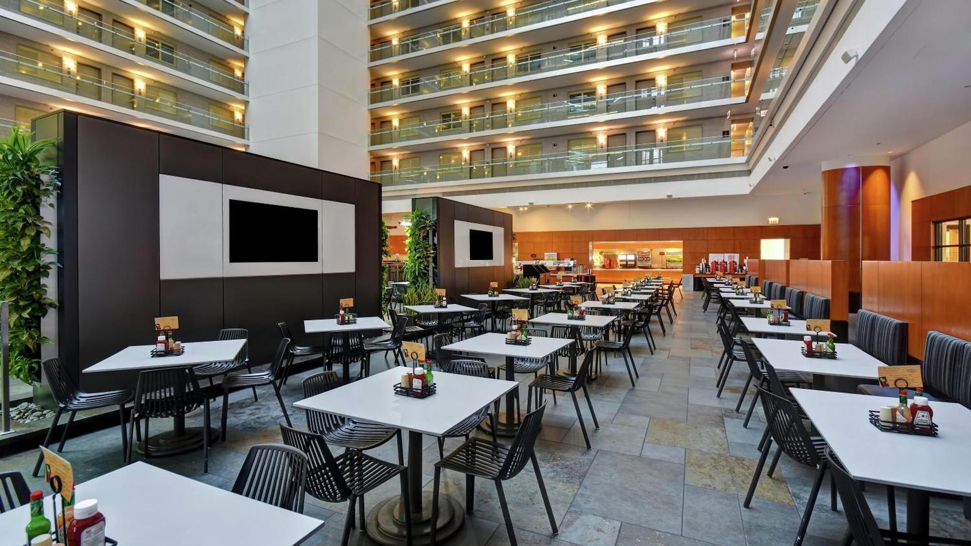 Embassy By Hilton Downtown Magnificent Mile Hotel 4*