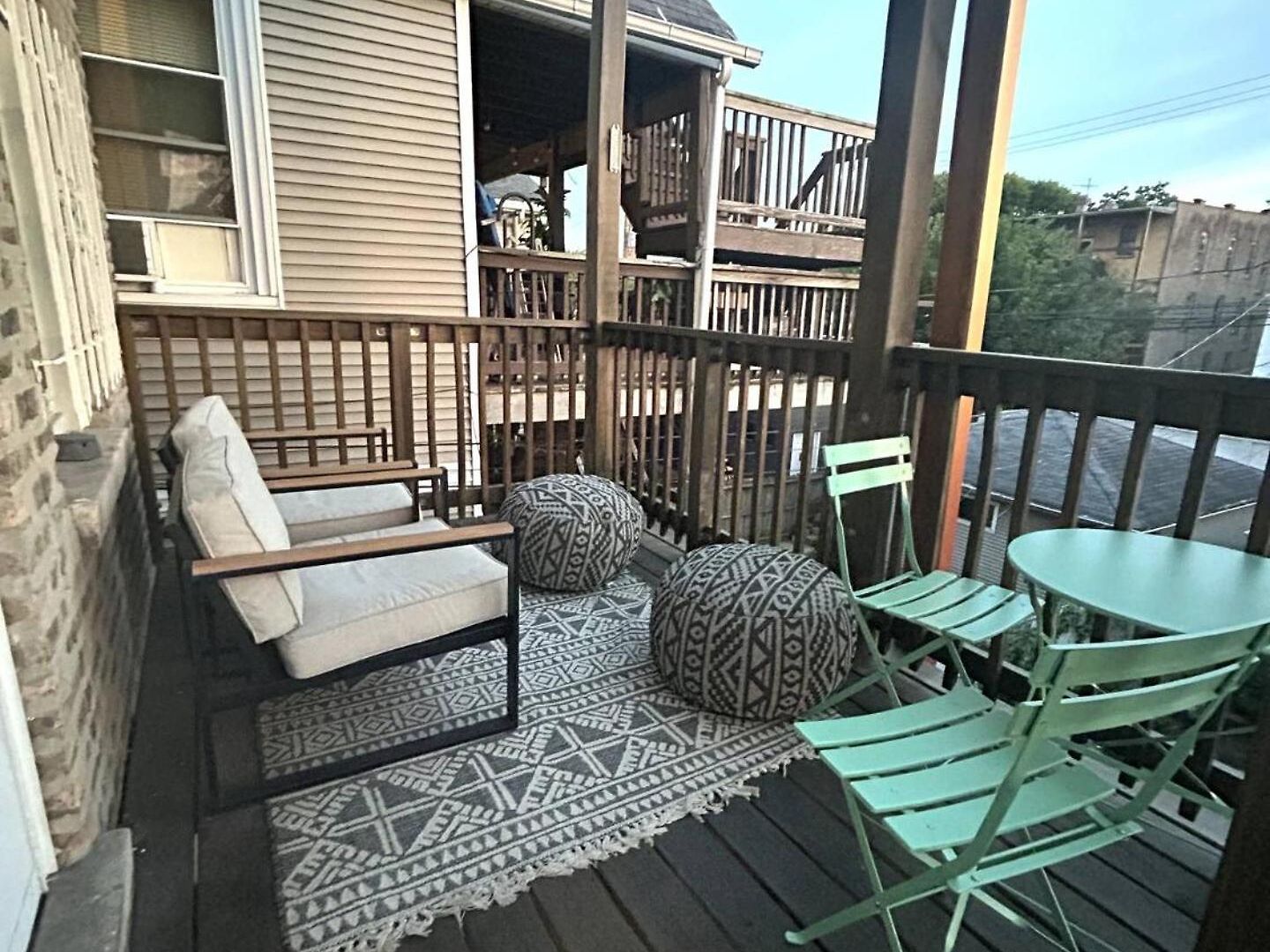 Classic Chicago Upstairs Apt Private Balcony Apartment *