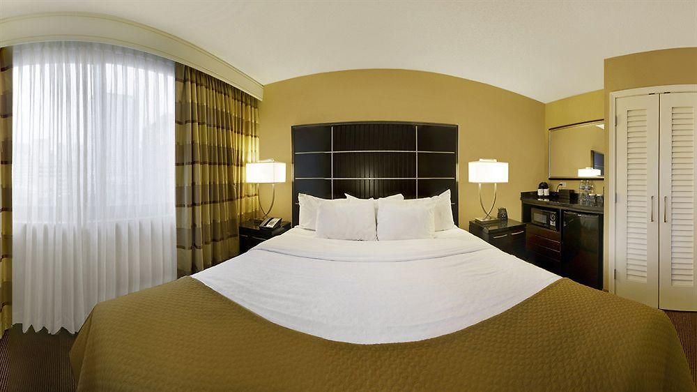 Embassy - Downtown River North 3*