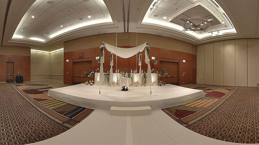 Embassy By Hilton Downtown Magnificent Mile Hotel 4*