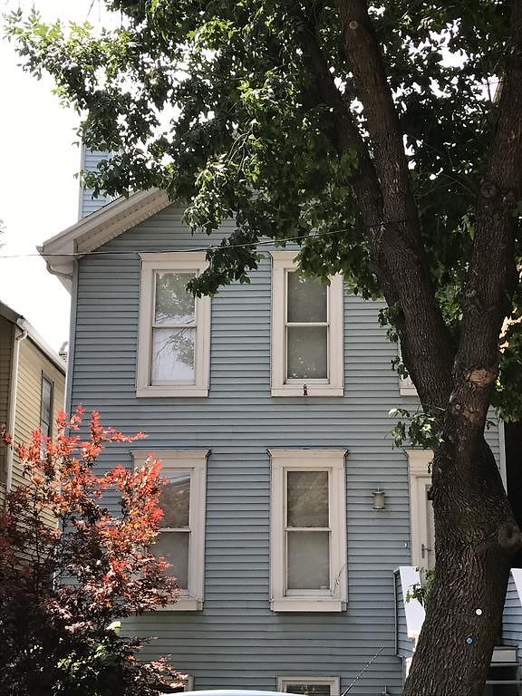 3 Bedroom Spacious In Ideal Location W Free Parking Back Yard Pets Welcome Holiday home *