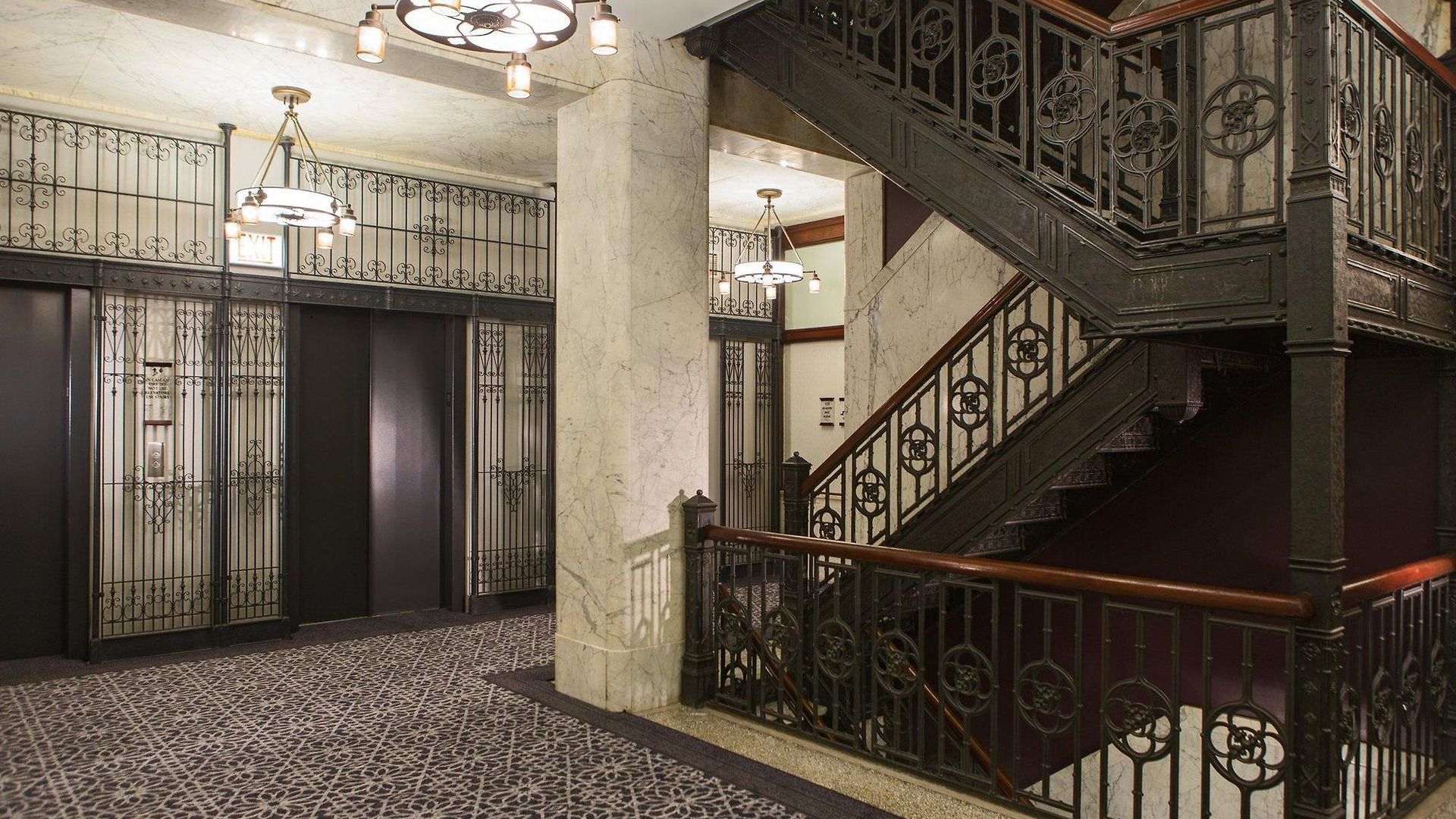 Hotel Staypineapple, An Iconic Hotel, The Loop Chicago