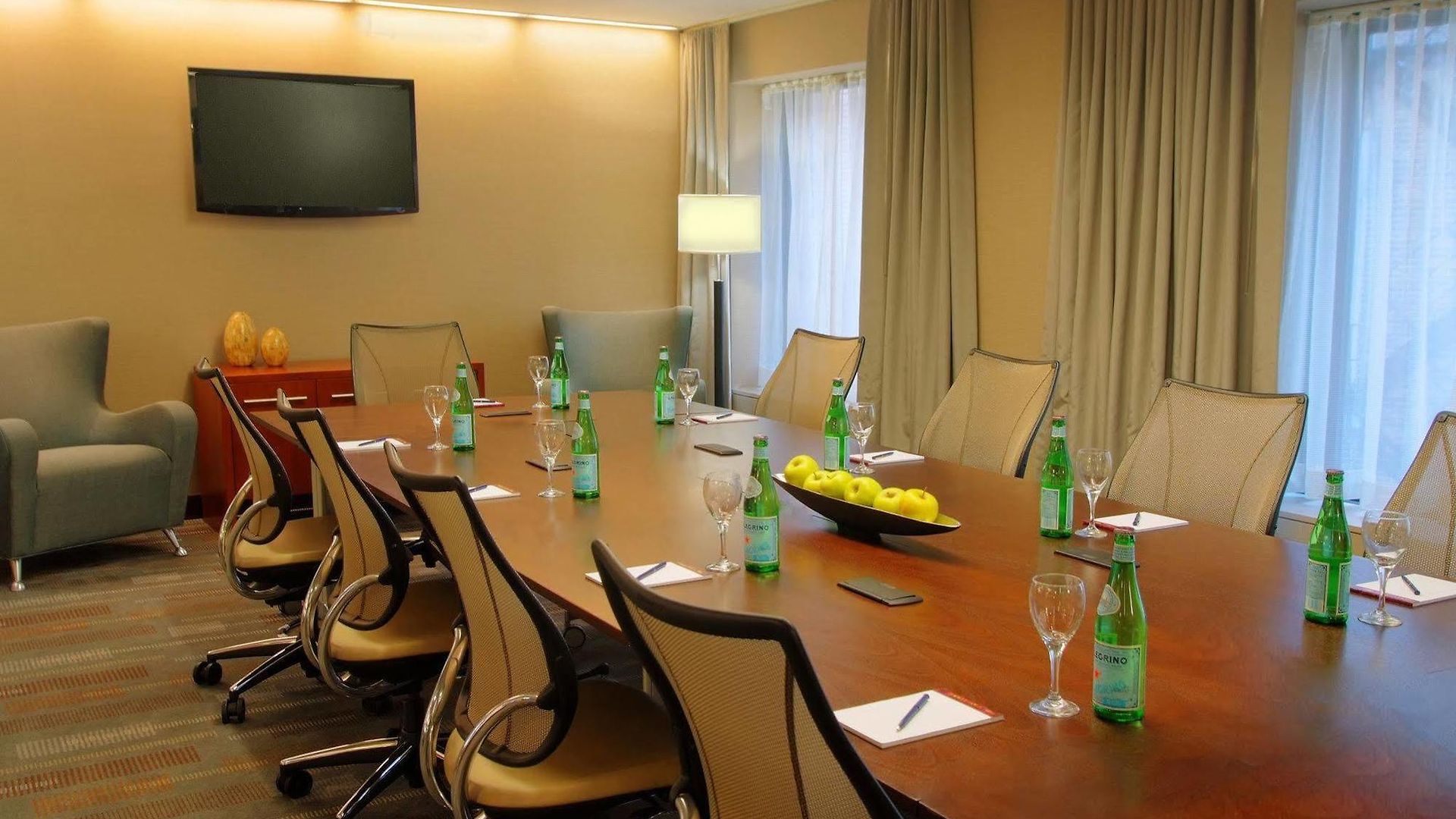 Hotel River 4*