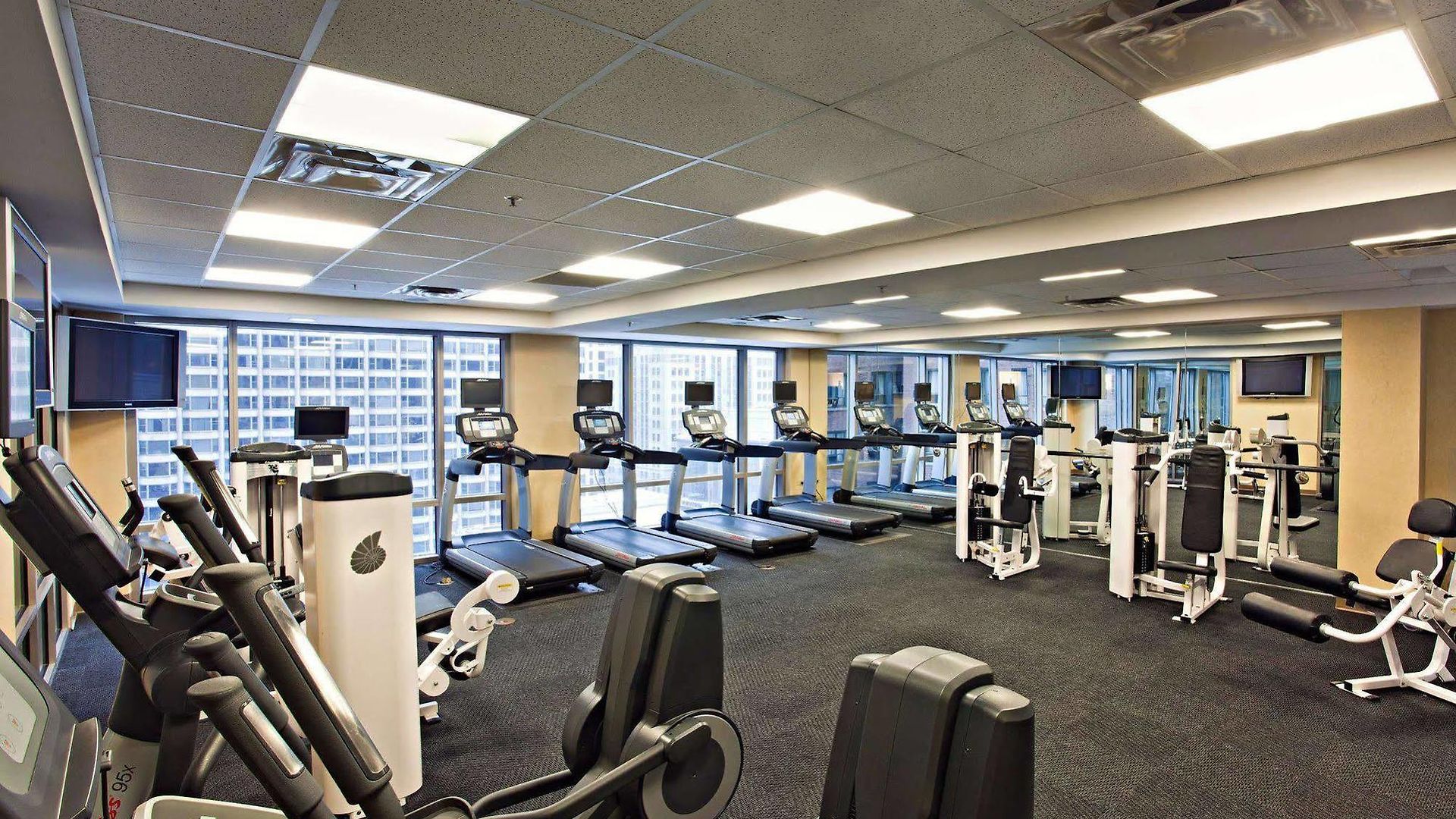 Courtyard Downtown/magnificent Mile Hotel 4*