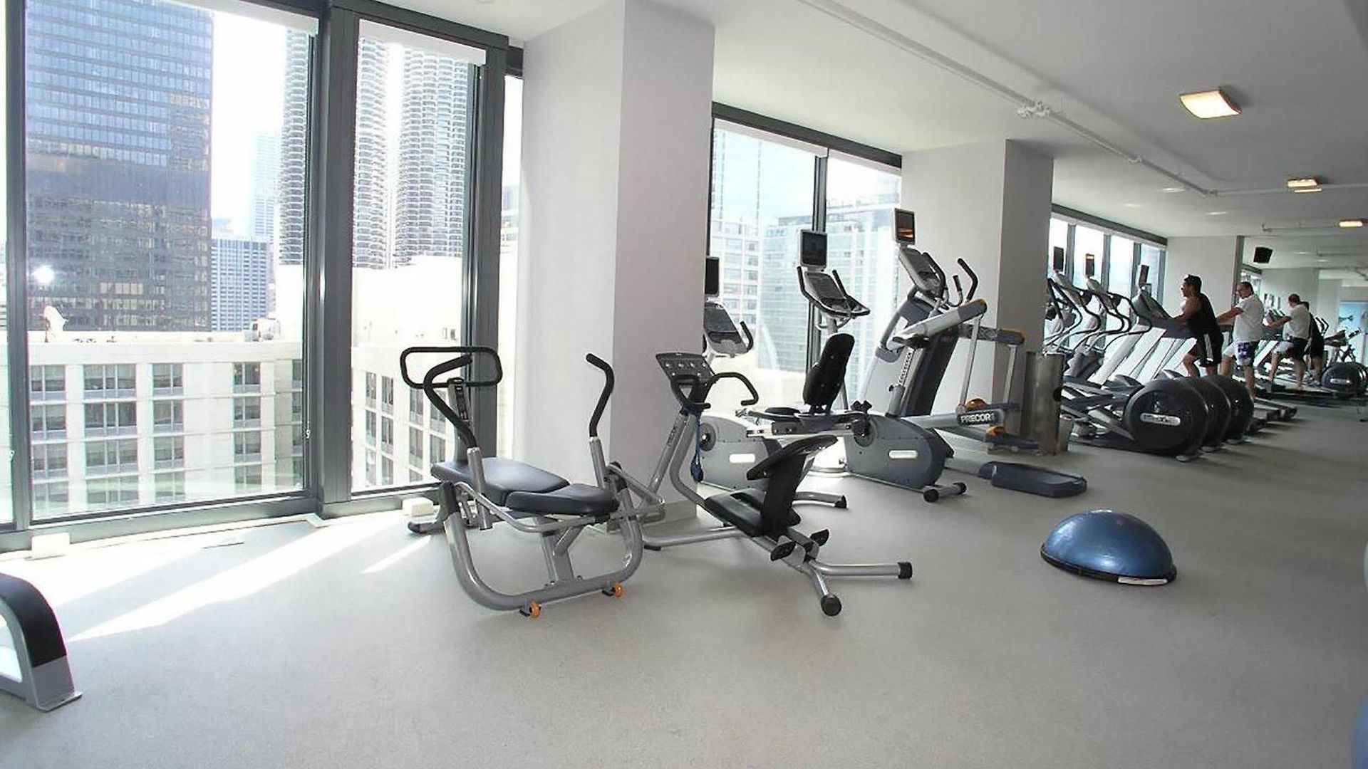 Bridgestreet At State And Grand Aparthotel 4*