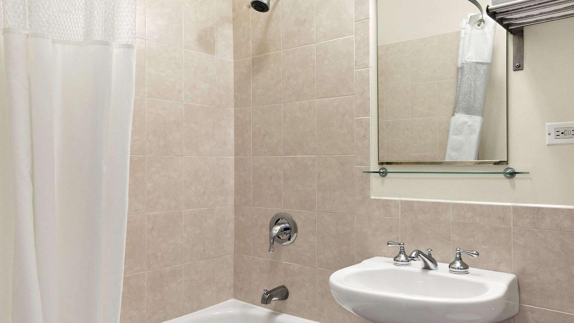 Hotel Travelodge By Wyndham Downtown 2*