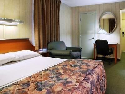 Saint Clair - Magnificent Mile Hotel