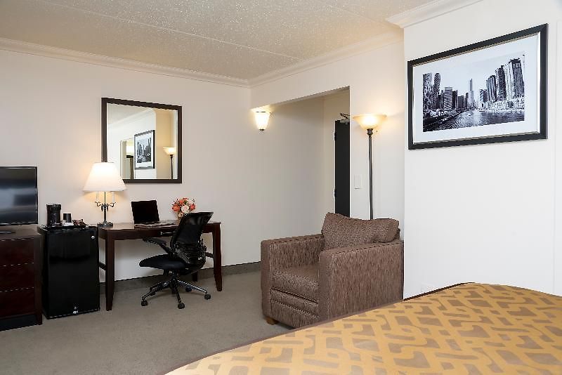 South Loop Hotel 3*