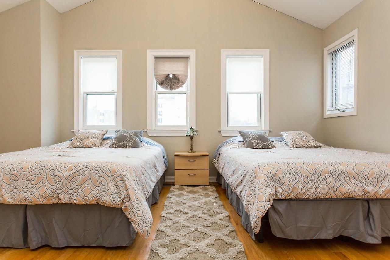4 Bedroom In Location Parking Fireplace Back Yard Pets Welcome