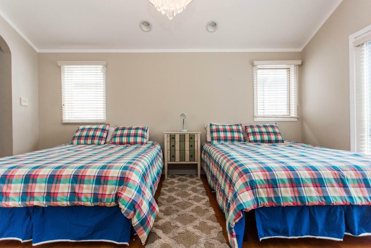 4 Bedroom In Location Parking Fireplace Back Yard Pets Welcome *
