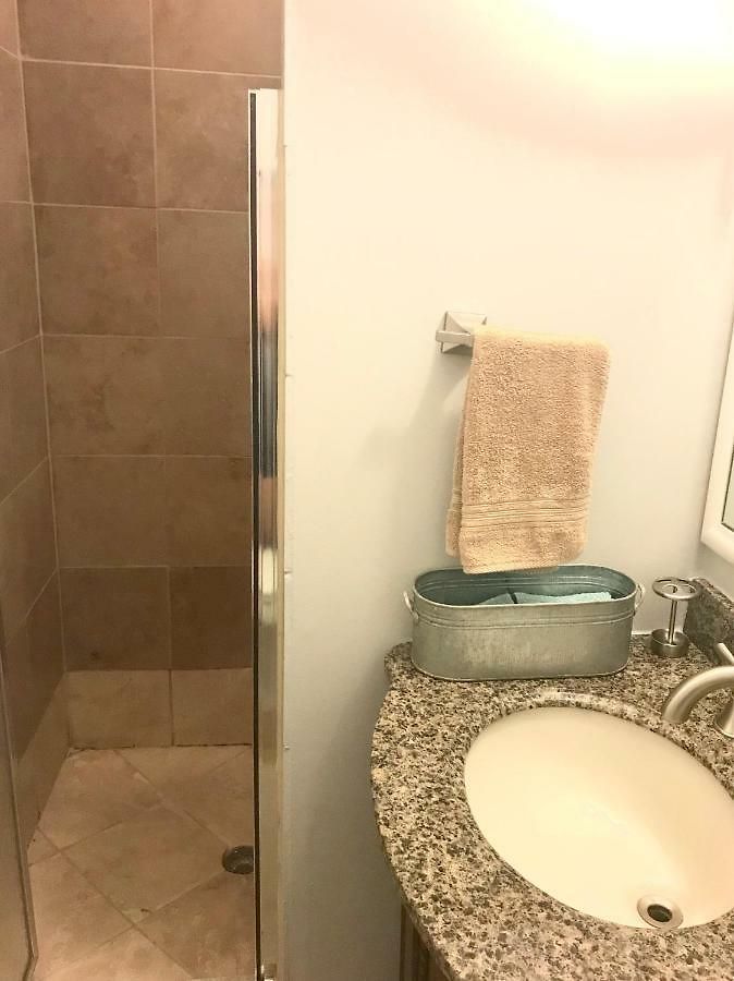 3 Bedroom Spacious In Ideal Location W Free Parking Back Yard Pets Welcome *