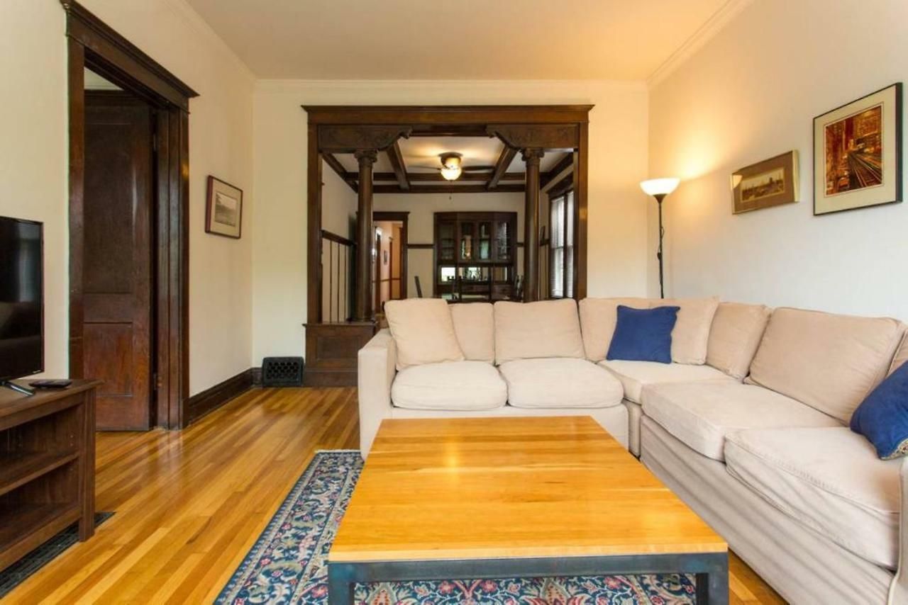 Wrigley Oasis! Steps From The Field! - 3bd 1ba Apartment Chicago