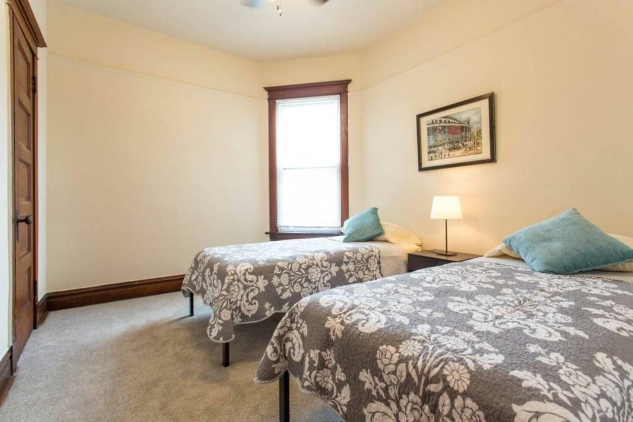 Wrigley Oasis! Steps From The Field! - 3bd 1ba Apartment Chicago