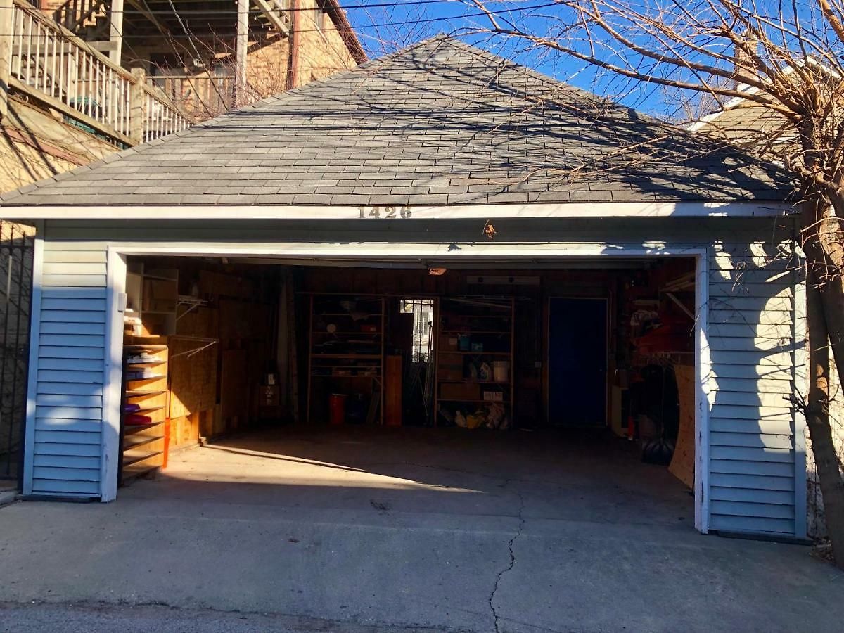 3 Bedroom Spacious In Ideal Location W Free Parking Back Yard Pets Welcome Holiday home *