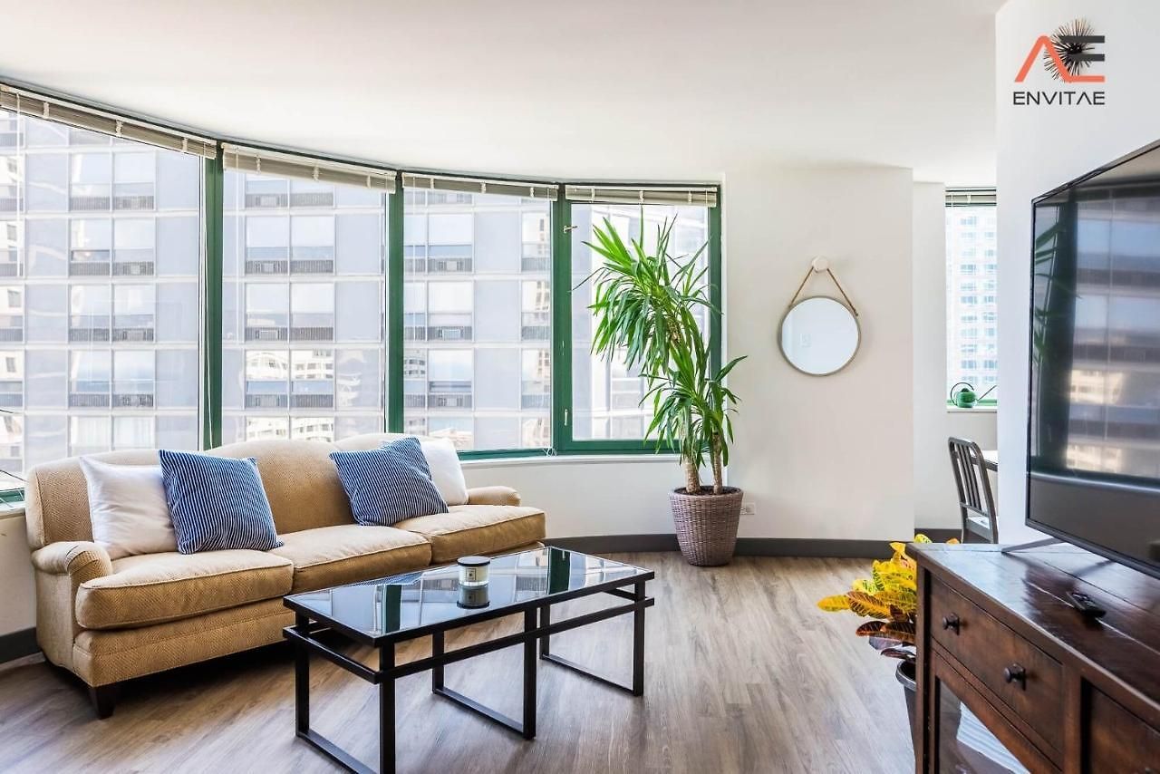 Envitae 3br Luxury Corner Loft With Navy Pier Views Apartment