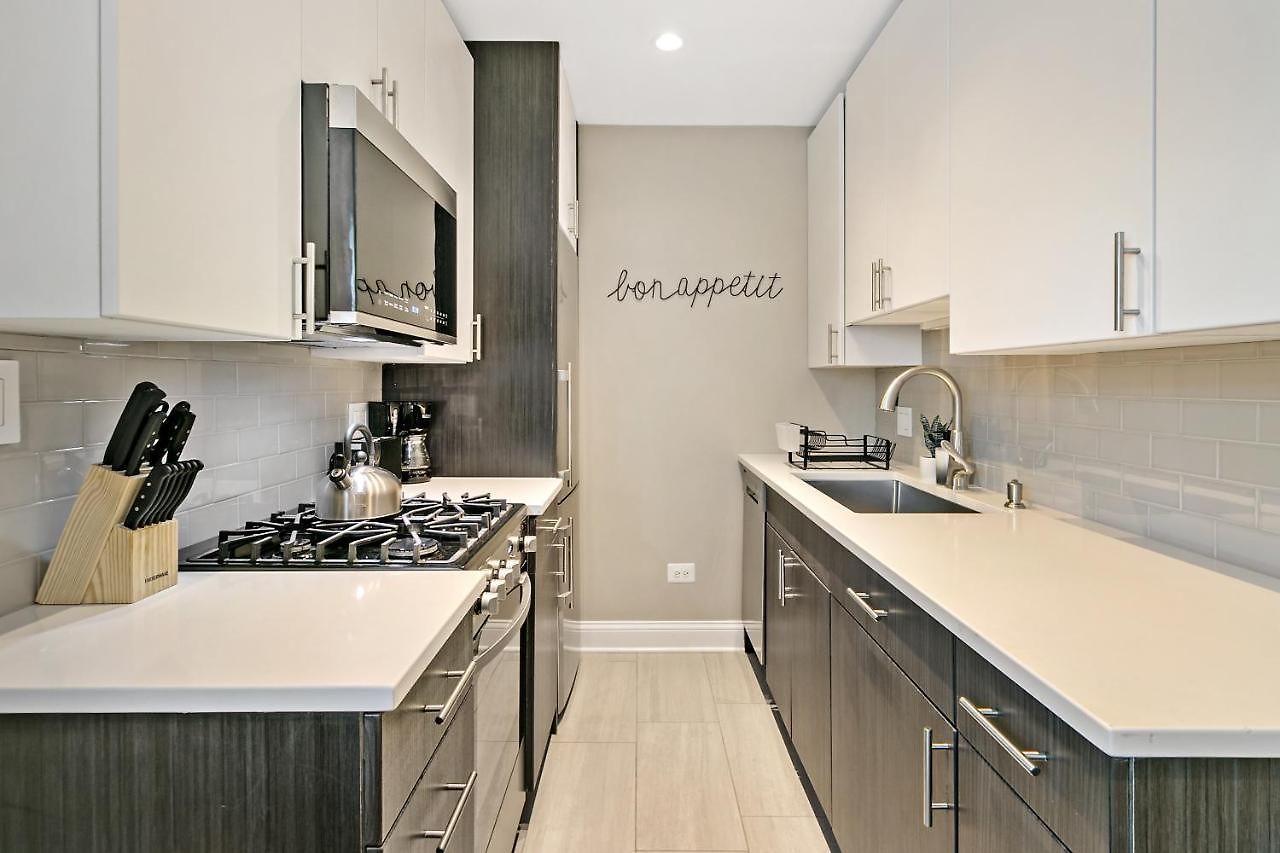 In Close To Boystown - Oakdale 204 Rep * Chicago