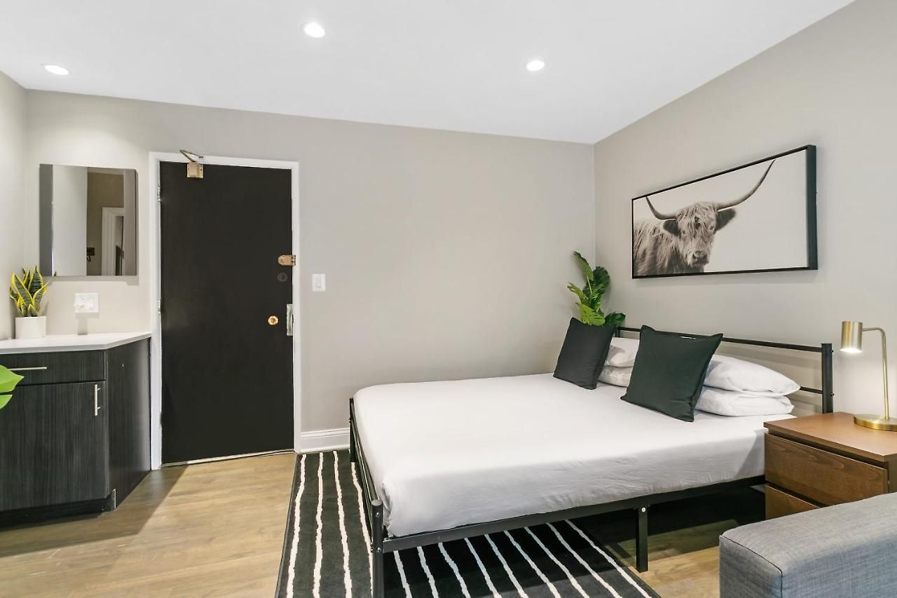 In Close To Boystown - Oakdale 204 Rep Chicago