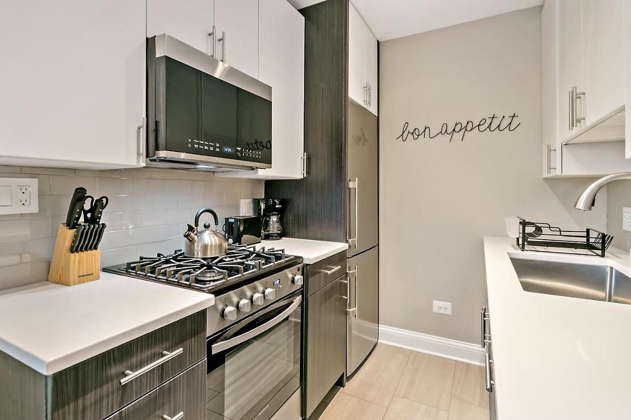 In Close To Boystown - Oakdale 204 Rep Chicago