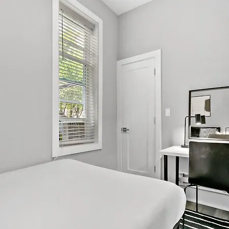 2br Comfy And Stylish In West Town - Erie 1r Apartment *