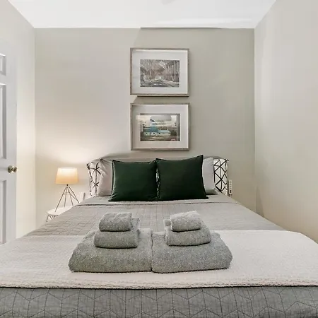 Stylish 2br Pad With Up-to-date Comforts - Halsted Rep