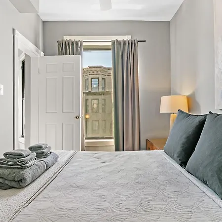 Stylish 2br Pad With Up-to-date Comforts - Halsted Rep Apartment