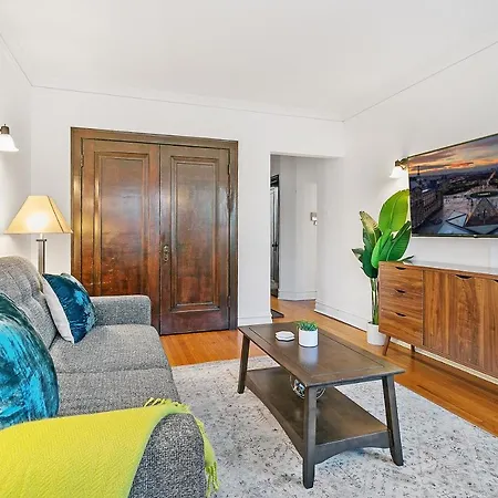 Furnished 1br With Natural Light & King Beds - Larchmont Rep Apartment *
