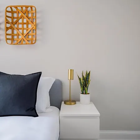 Comfy And Complete Near Boystown - Oakdale 317 Rep Apartment