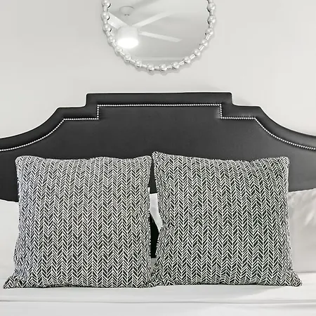 Indulging 2br In Festive Boystown - Buckingham 1 Apartment