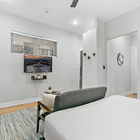 Chic & Updated In East Lakeview - Barry S1 Chicago
