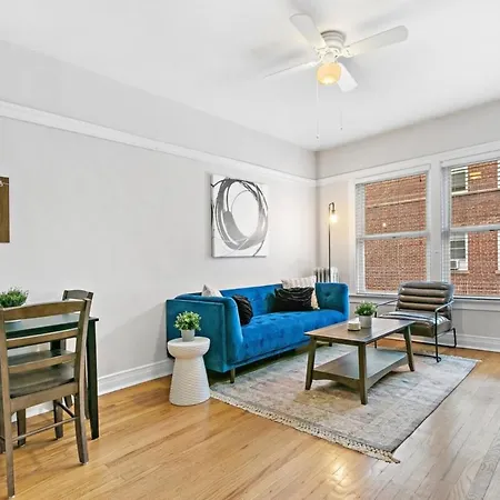 Convenient 2br Close To Shops, Dining, Loyola - Lunt 2s Apartment *