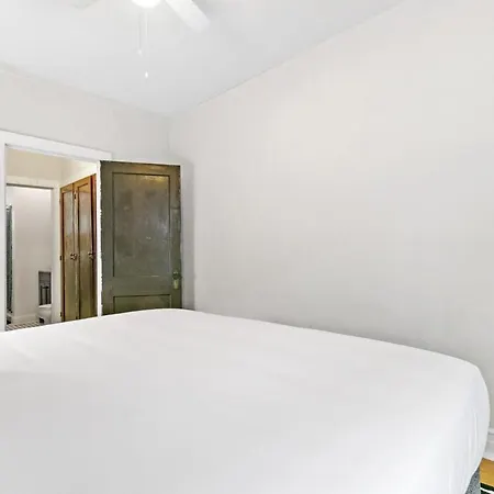 Convenient 2br Close To Shops, Dining, Loyola - Lunt 2s