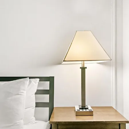 Convenient 2br Close To Shops, Dining, Loyola - Lunt 2s