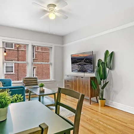 Convenient 2br Close To Shops, Dining, Loyola - Lunt 2s