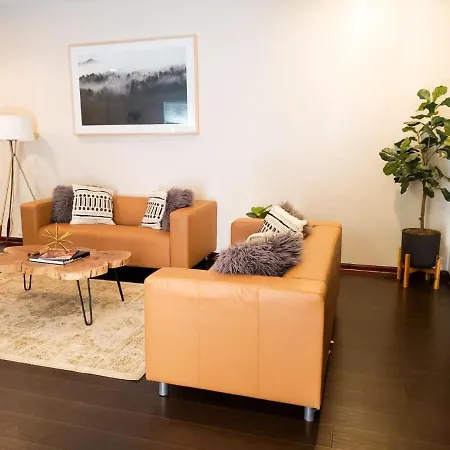 2br Airy & Tidy With Free Covered Parking - Modern Apartment Chicago